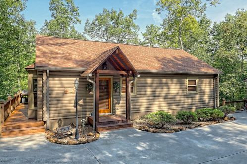386 Arbor Dr, Lakemont, GA 30552-1767
