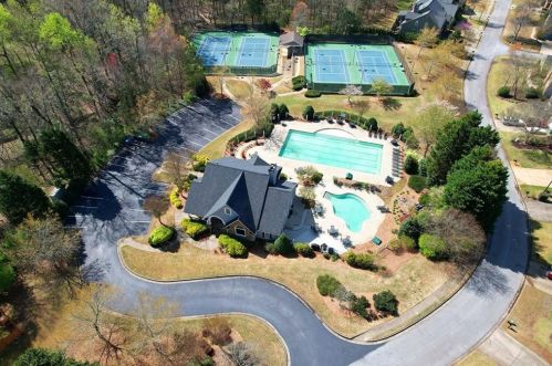 1075 Queensgate Dr, Smyrna GA  30082-6400 exterior