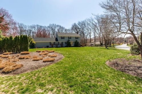 122 Cresthill Dr, Warwick, RI 02818-2620