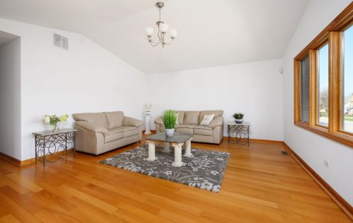 2558 Budd St, River Grove, IL 60171-1737