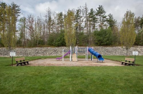 14 Crestview Cir, Londonderry NH  03053-2453 exterior