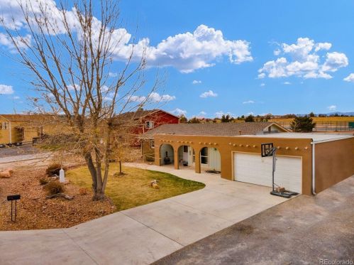 59 Falcon Dr, Pueblo, CO 81007-2735