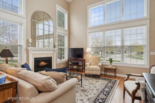 1035 Saratoga Rd, Naperville, IL 60564-7108