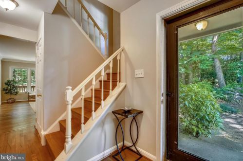 2180 Pond View Ct, Herndon, VA 20191-3813