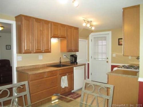 44 Beacon St, Waterbury, CT 06704-3422
