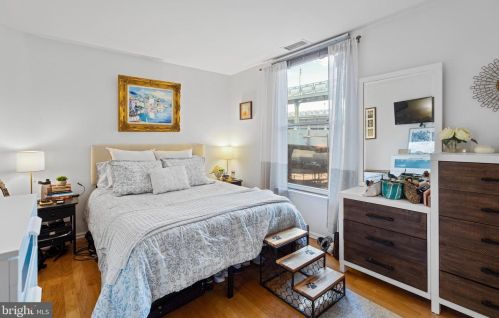 234 3rd St, Philadelphia PA 19106-1117 exterior