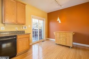 2012 Capstone Cir, Herndon VA  20170-4097 exterior