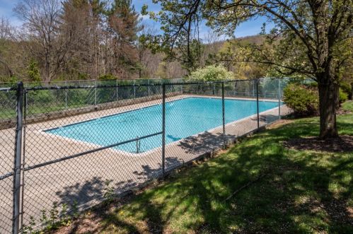 71 Overlook Dr, Hackettstown NJ  07840-4610 exterior