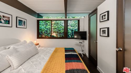 2430 Bywood Dr, Glendale CA  91206-4703 exterior