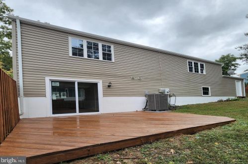 8406 Great Lake Ln, Springfield VA  22153-4004 exterior