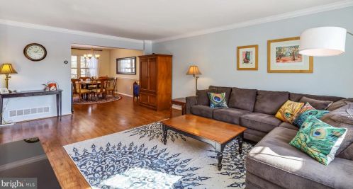 8 Catbird Ct, Trenton NJ 08648-2045 exterior