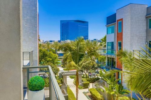 262 Rockefeller, Irvine CA  92612-8113 exterior