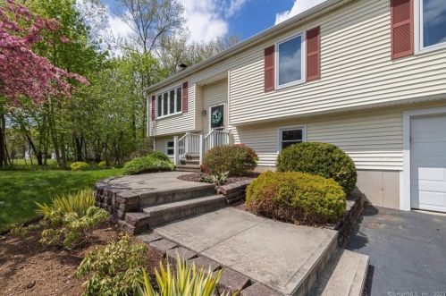 40 Abbey Ct, Cheshire, CT 06410-1536