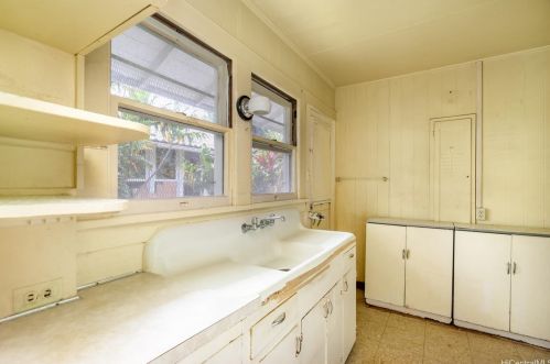 304 Wyllie St, Honolulu HI  96817-1727 exterior