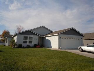 7902 Salmon Dr, Pasco, WA 99301-6819