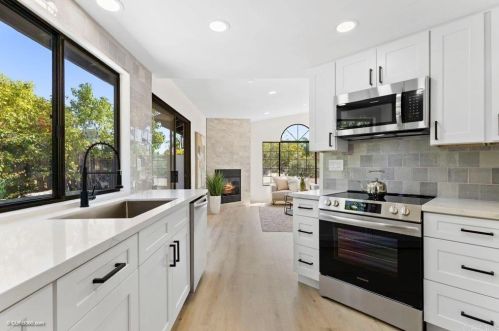 335 Whispering Brook Dr, Vista CA 92083-1956 exterior