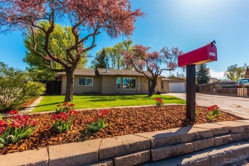 1547 Parkway Dr, Eagle Crest OR  97756-2524 exterior