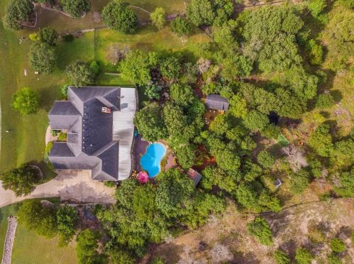 8424 Deerwood Forest Dr, Fort Worth, TX 76126-5185