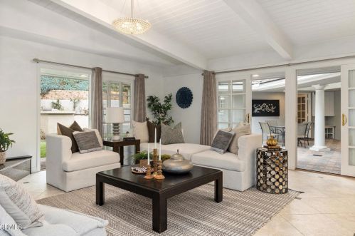3333 Country Club Dr, Glendale CA  91208-1717 exterior