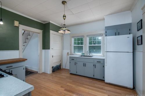 32 Bretton Rd, Middletown CT  06457-4112 exterior