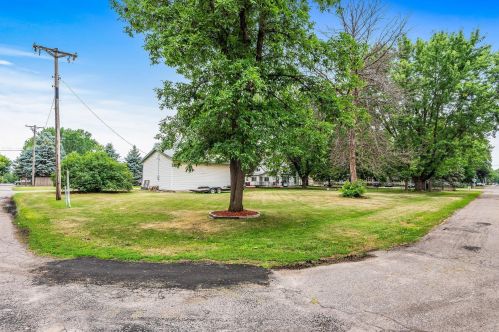592 6th St, Newport, MN 55055-1361