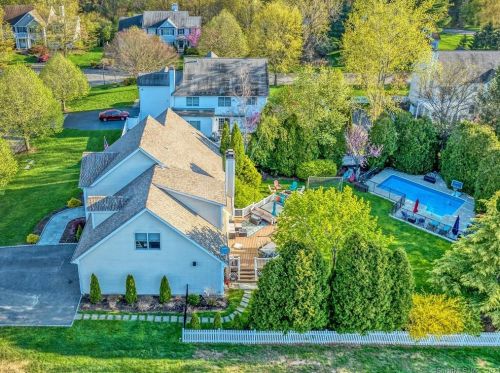 15 Somerset Ln, Milford, CT 06461-1693
