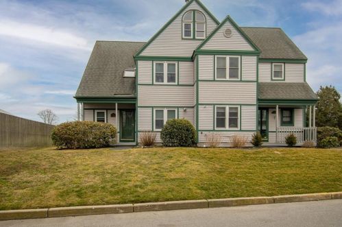 66 Houston Ave, Middletown, RI 02840-3916