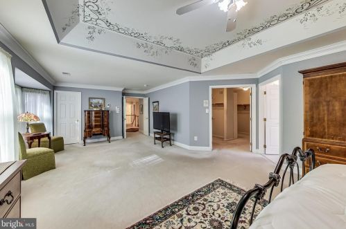 6420 Lake Meadow Dr, Springfield VA  22015-3927 exterior