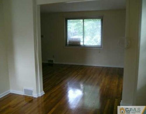 111 Newman St, Metuchen, NJ 08840-2641