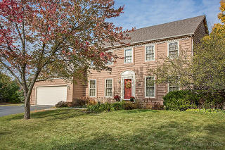 2690 Sun Valley Rd, Lisle, IL 60532-3435