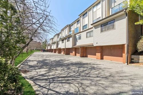 15 Carlyle Ct, Teaneck, NJ 07666-6492