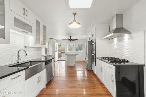 17 Circle Dr, Greenwich CT  06830-6737 exterior