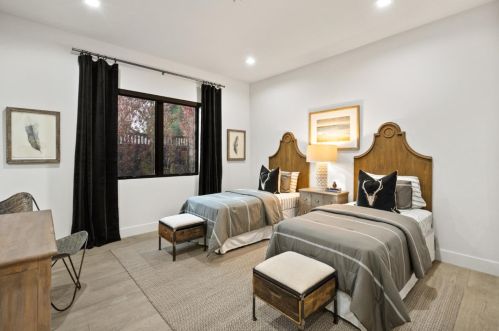 1575 Grant Rd, Los Altos CA  94024-6149 exterior