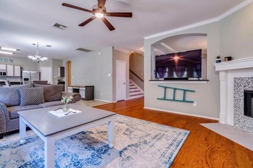 132 Trinity Dr, Uhland TX 78640-4330 exterior