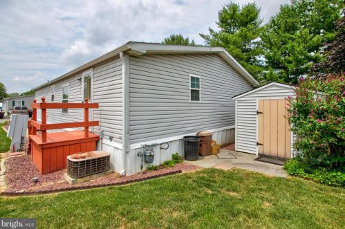 208 Bent Pine Ct, Lancaster PA  17603-2180 exterior