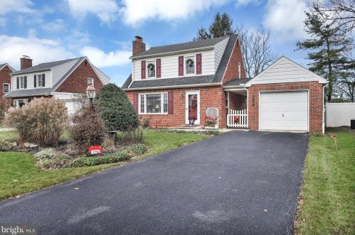 1956 Bannister St, York, PA 17404-4919