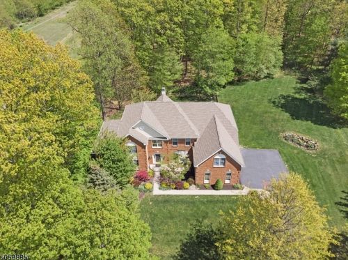 58 Kim Ln, Hackettstown, NJ 07840-5623
