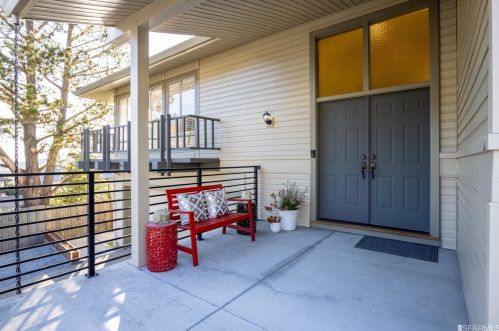 27963 Farm Hill Dr, Hayward, CA 94542-2138
