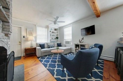 5 Stewart St, Middletown, RI 02840-2030