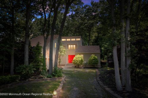 24 Ridge Dr, Hazlet, NJ 07730-2661