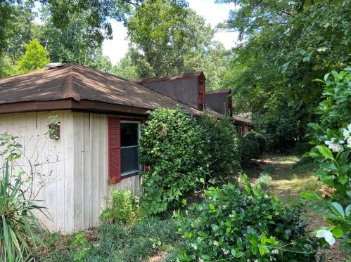 3969 Carter Dr, Lilburn, GA 30047-2707
