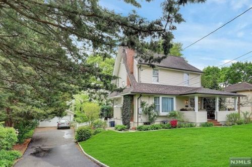359 Corona Pl, Ridgewood, NJ 07450-2801