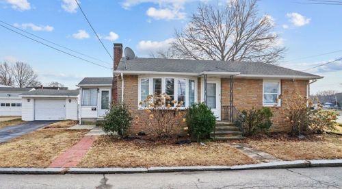 154 Metropolitan Rd, Providence, RI 02908-3829