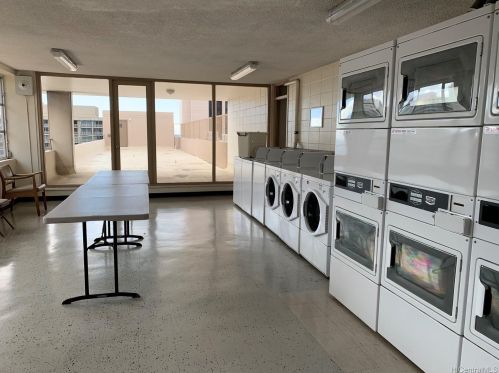 1720 Ala Moana Blvd, Honolulu HI  96815-1302 exterior