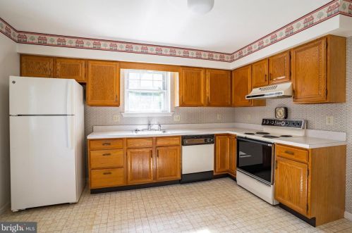 402 Coreopsis Dr, Lancaster PA  17602-1143 exterior