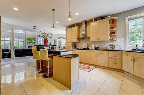 6919 Fieldstone Dr, Willowbrook IL  60527-5295 exterior