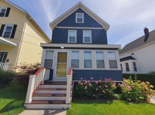 58 Friendship St, Middletown, RI 02840-2251