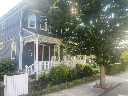 27 Mann Ave, Middletown, RI 02840-2757