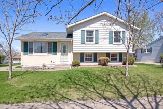 2206 Aspen Dr, Davenport, IA 52806-2530