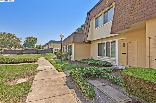 27820 Hummingbird Ct, Hayward, CA 94545-4042